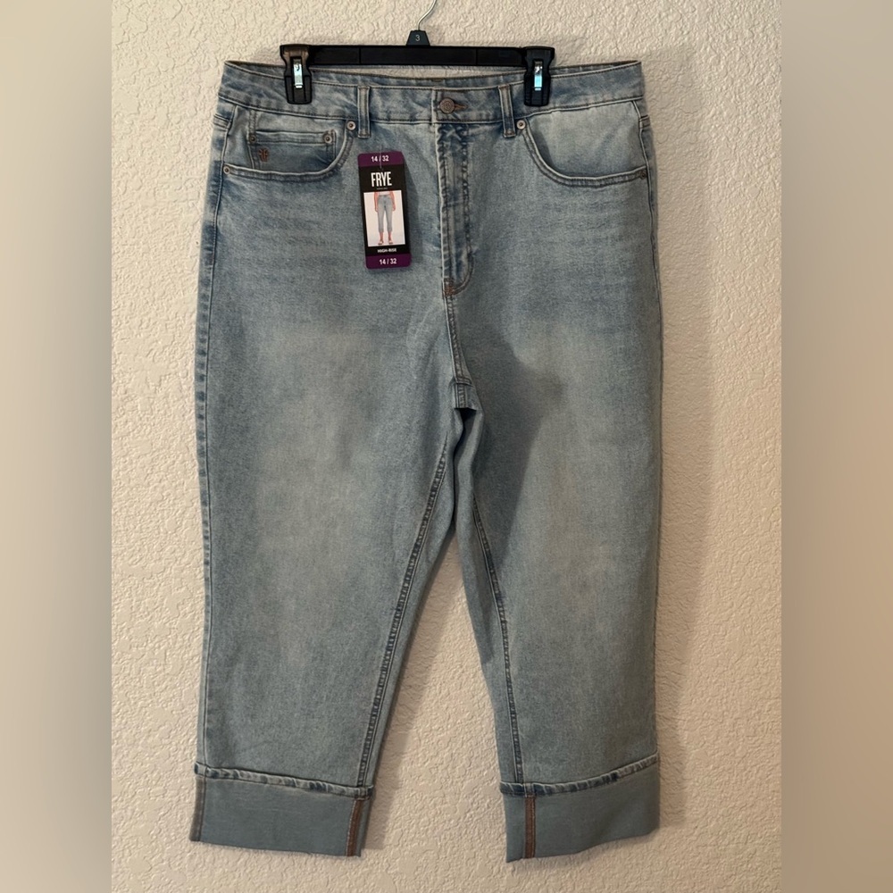 Frye Women's High Rise Jeans in a light blue wash size 14 NWT - Picture 2 of 4